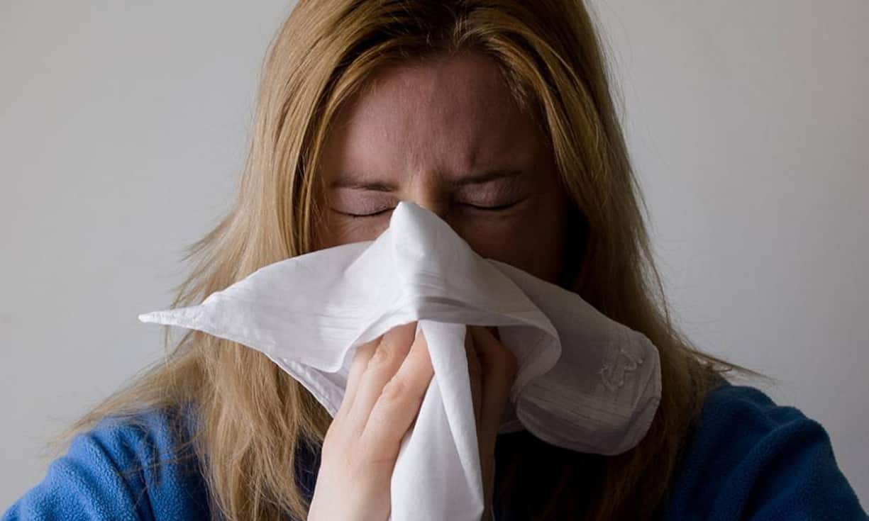 Wer vor oder in den Ferien krank wird, darf die verlorene Ferienzeit nachholen. Wenn allerdings ein Mitarbeiter für mehr als einen Monat ausfällt, darf der Arbeitgeber den Anspruch um ein Zwölftel kürzen, schreibt die Weka.