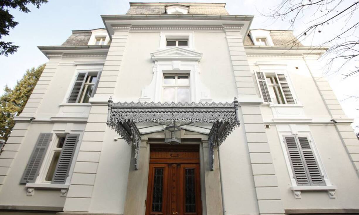 Das Grundstück bietet Ihnen mit 1995 m² genügend Freiraum zur Erholung. Die Hausfassade ist am Tag ...