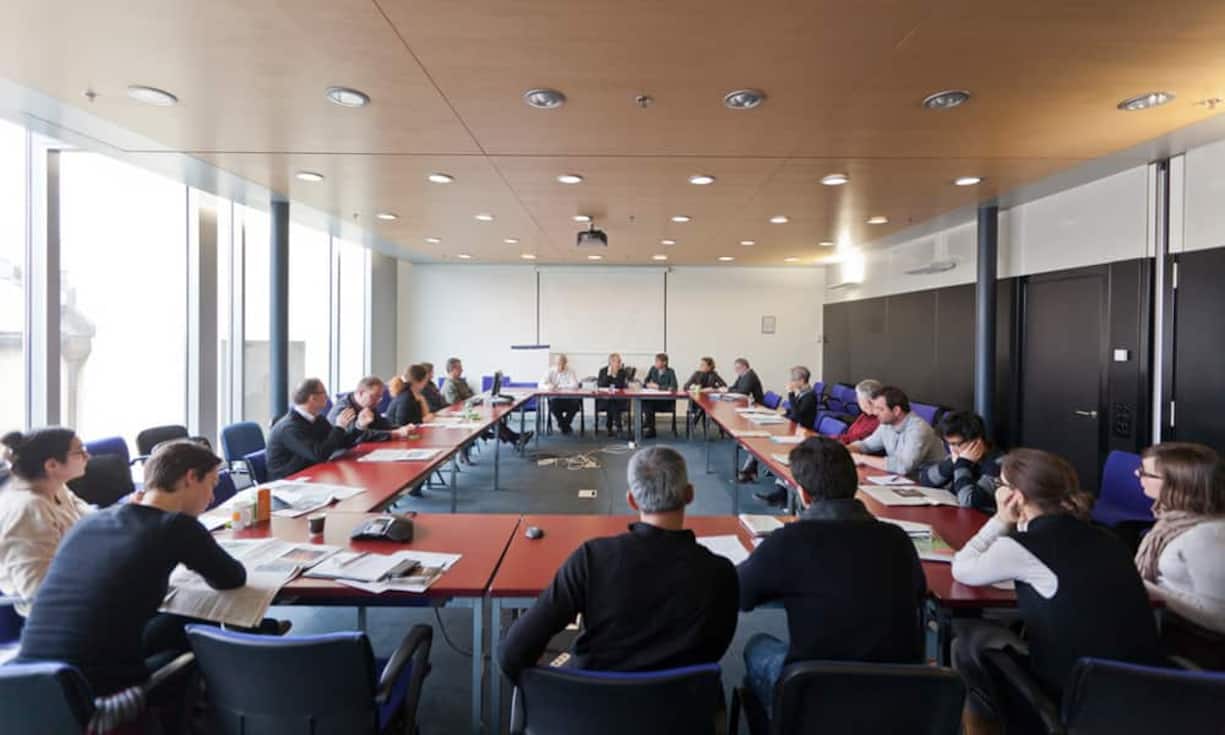 Vier von zehn Befragten haben schon am Arbeitsplatz eingekauft. Meetings scheinen dafür aber nicht sehr geeignet, denn nur 1 Prozent wagt es, da Einkäufe zu tätigen. Besser eignet sich offenbar...