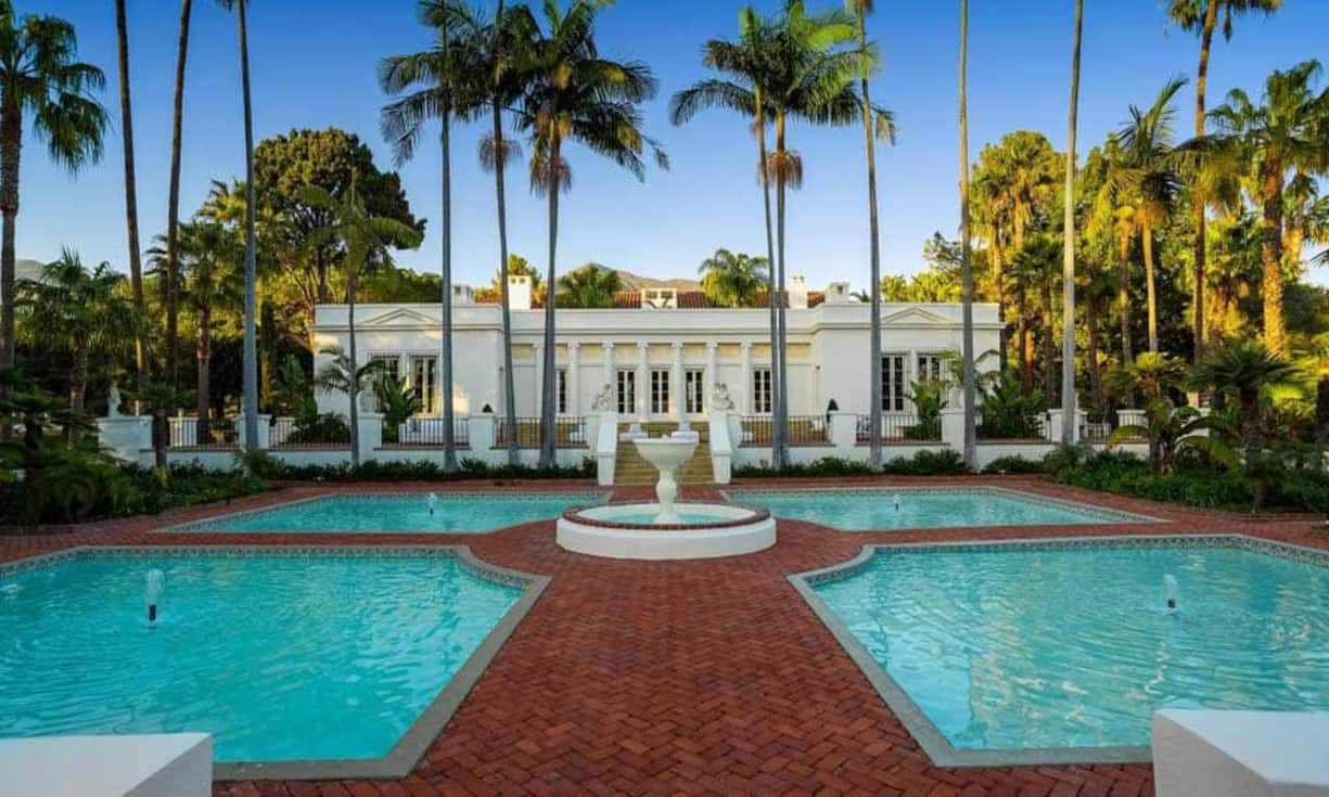 Vier Schlafzimmer, Pools und neun Bäder - Die Villa selbst ist 900 Quadratmeter gross.