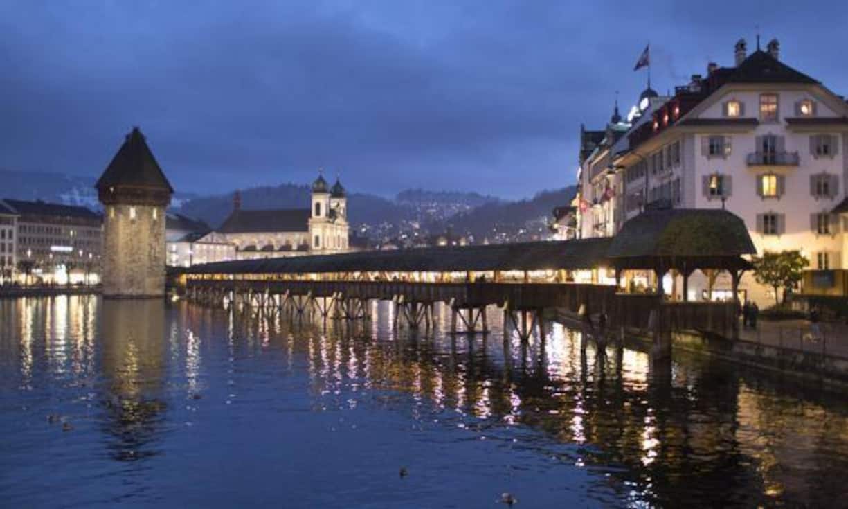 Für den Glücksindex 2015 hat die Zurich Suchanfragen von Google untersucht. Zusätzlich wurden auch offizielle Statistiken zur Kriminalität, Arbeitslosigkeit und Lebenserwartung berücksichtigt.
Gewonnen wurde das Ranking von Luzern. Die Luzerner fallen zwar nicht etwa durch überschäumende Lebensfreude auf. Dafür haben sie auch nur wenig Sorgen und Ängste.