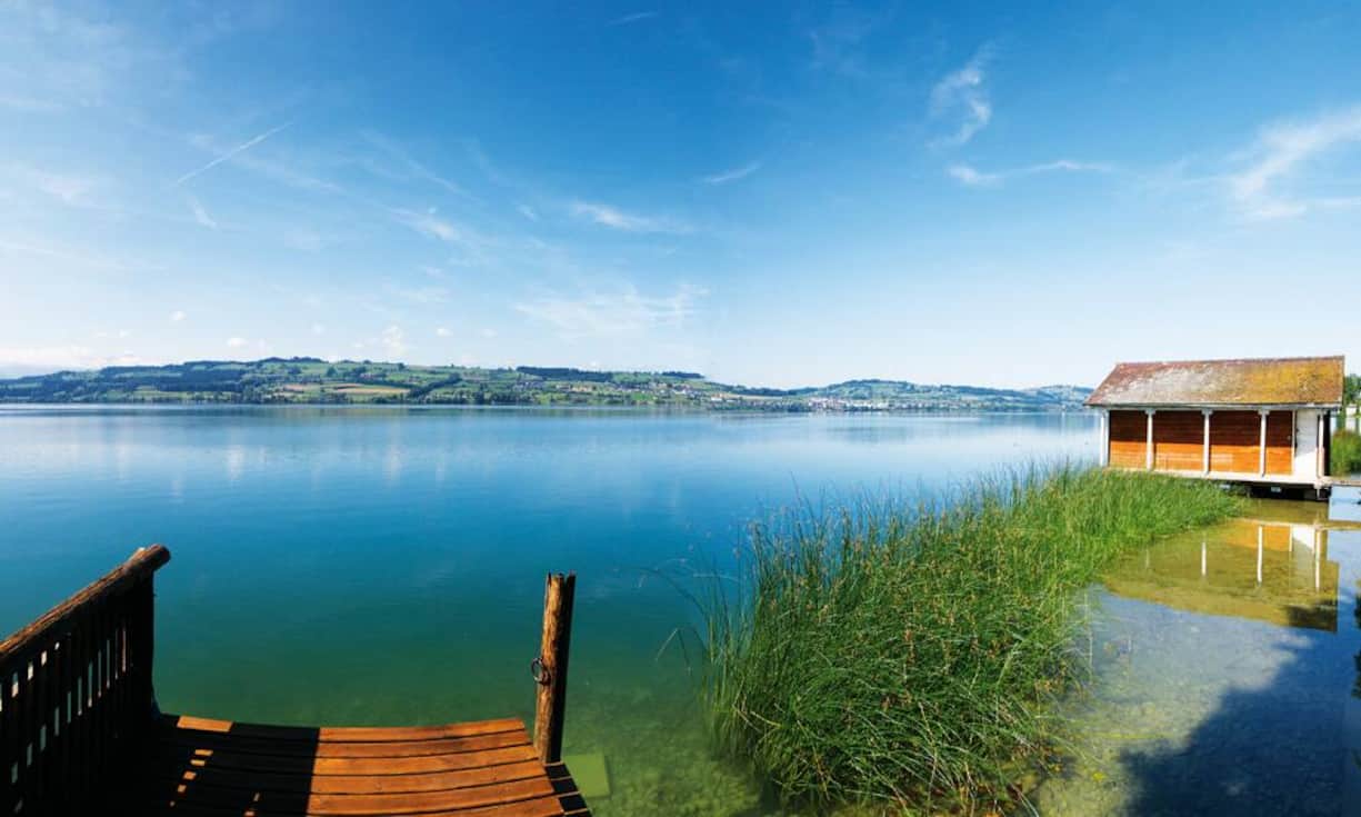 Mit viel Sonne Blick in die Berner Alpen präsentiert sich das Chalet auf voller Längsseite dem See und seiner malerischen Landschaft.