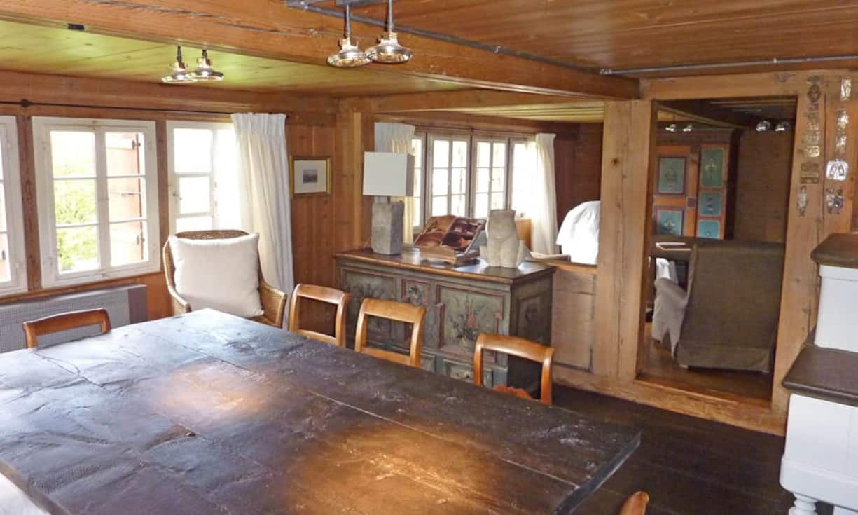 ... der Kachelofen für Wärme auch an kalten Wintertagen. Die hölzerne Wände und Decken ziehen sich durch...