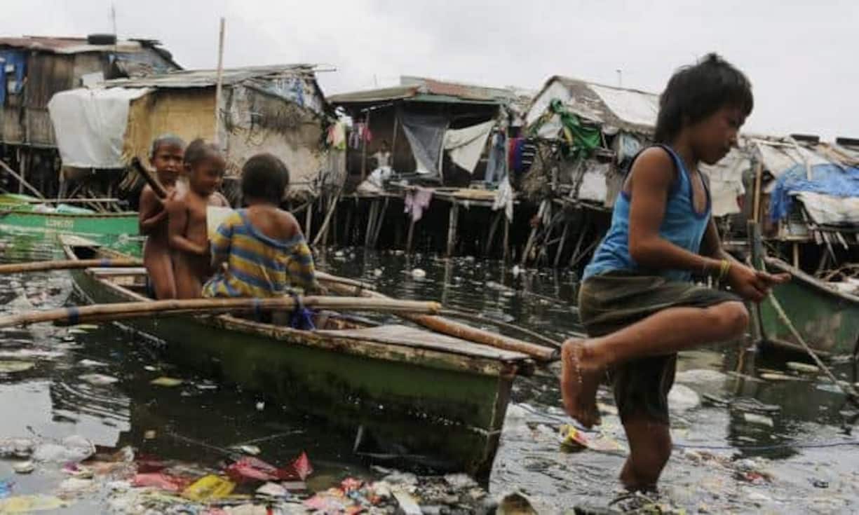 Auch die Philippinen sind arm. Zugleich ist der Archipel extremen Gefahren ausgesetzt. Wirbelstürme, Vulkane, Erdbeben und Klimaerwärmung treffen das Land stark. Dafür gibt es den 3. Rang der gefährdetsten Staaten.