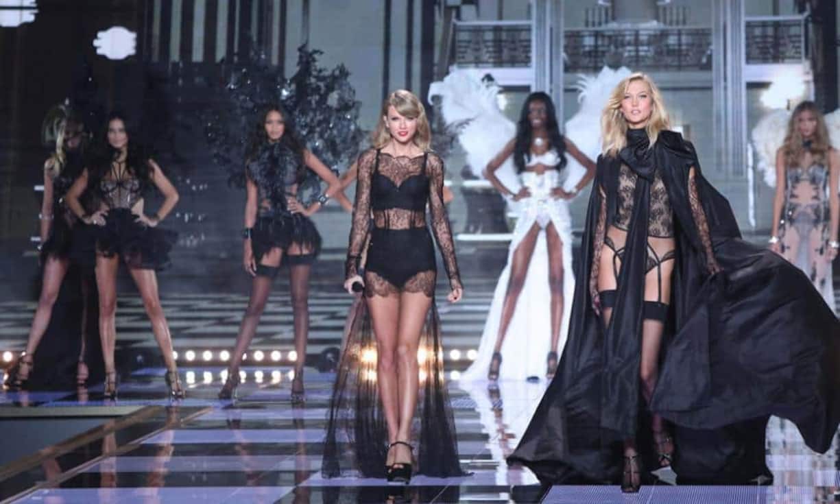 Sängerin Taylor Swift bei ihrer Performance zwischen den Engeln.