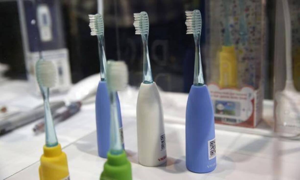 Intelligente Zahnbürste
Nun soll auch die tägliche Körperpflege unterhaltsamer werden. Das Unternehmen «Vigilant Rainbow» verbindet die Zahnbürste mit dem Smartphone, um Zahnputzrekorde zu führen und interaktive Spiele zu spielen.