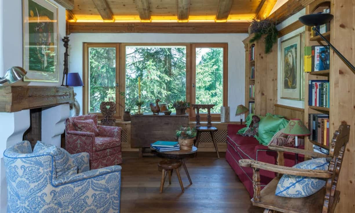 Durch das Panoramafenster im Wohnzimmer und der Küche hat man einen schönen Blick in die Engadiner Natur.