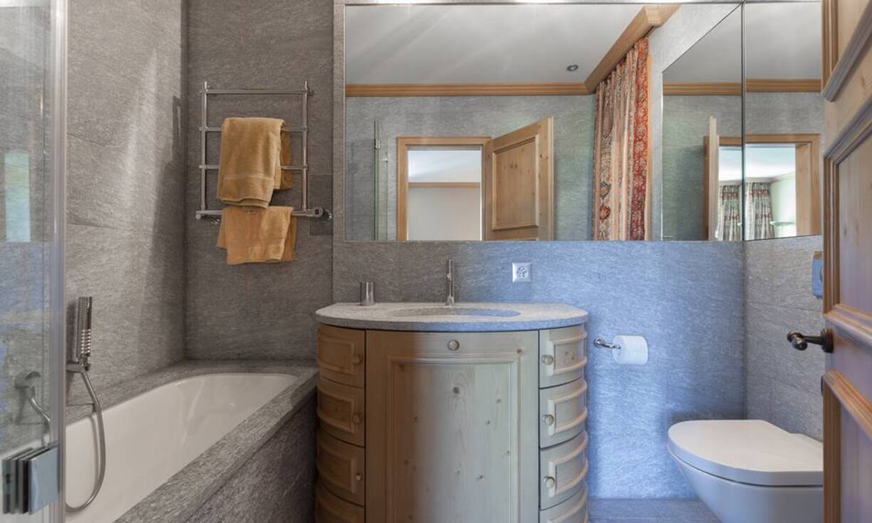 Eines von zwei modernen Badezimmern.