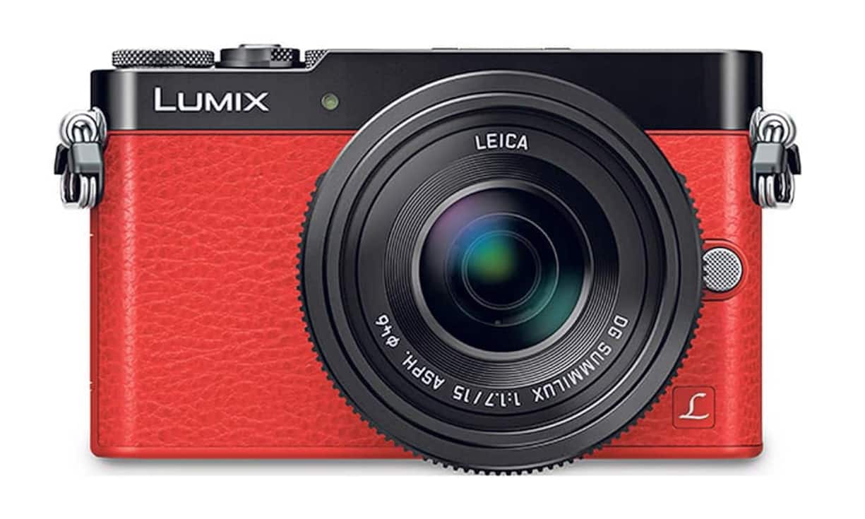Panasonic hat mit der Lumix GM5 eine neue Kompaktkamera mit Magnesiumgehäuse im Programm, für die es verschiedene Objektive gibt. Die Lumix GM5 hat einen elektronischen Sucher, einen 16-Megapixel-Sensor und enthält ein externes Blitzgerät. Die Kamera soll ab November in den Farben Rot und Schwarz erhältlich sein. Panasonic Lumix GM5: Preis steht noch nicht fest