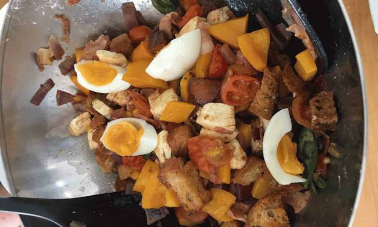 Und so sieht er in echt aus. Kurzer Schreck, weil das Ei fehlt. Zum Glück kann der Nachbar aushelfen. Geschmacklich gut, der Speck bringt endlich die gewünschte Würze. Liegt aber eher schwer und ist sehr brotlastig (...Brotsalat halt). Caroline Freigang