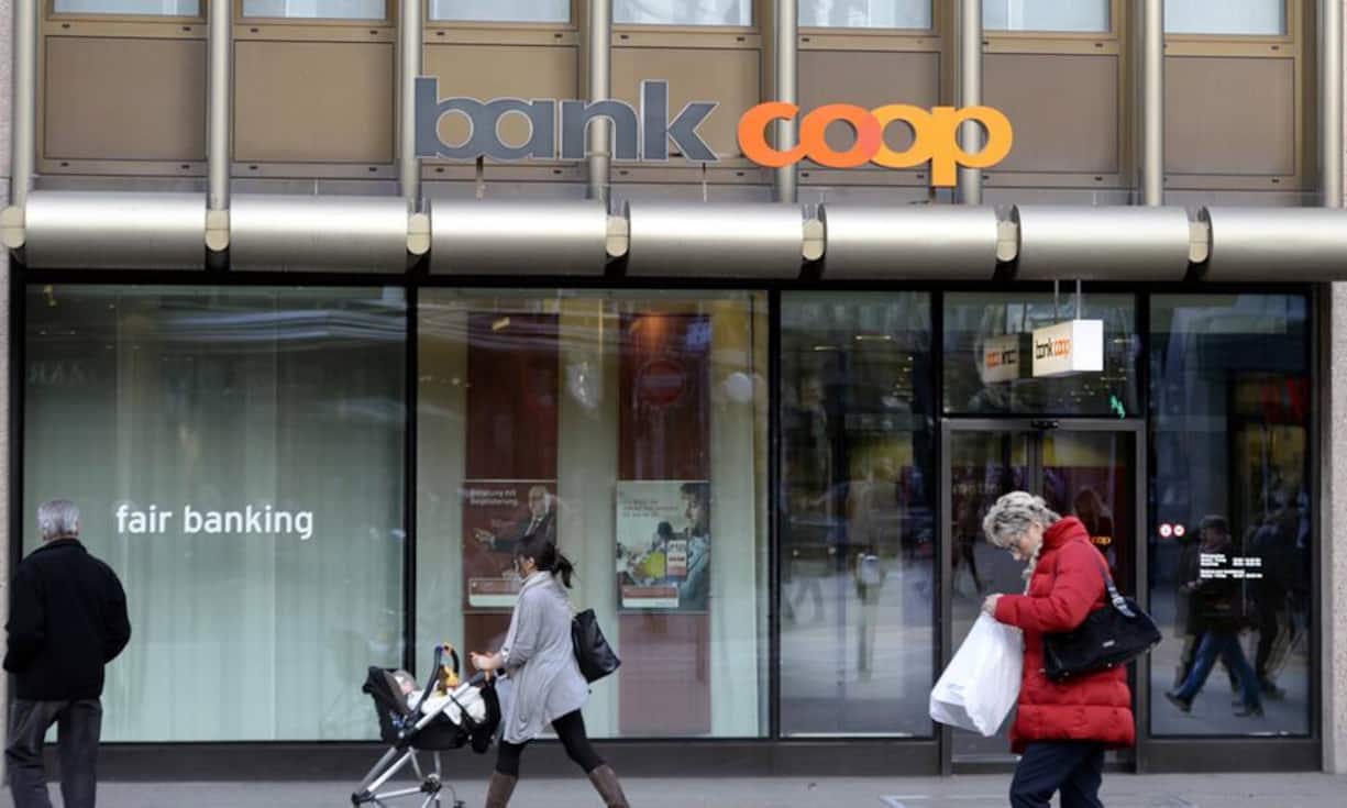 Auch die Bank Cop hat 9797 Fächer in 23 Geschäftstellen - inklusive der Möglichkeit eines Schlüsseldepots für 375 Franken. Allerdings müssen sich Kunden hierfür an die Öffnungszeiten halten. Ein Schliessfach von fünf Kubikdezimetern kostet 100 Franken jährlich. 20 Franken zahlen Kunden je Liter.