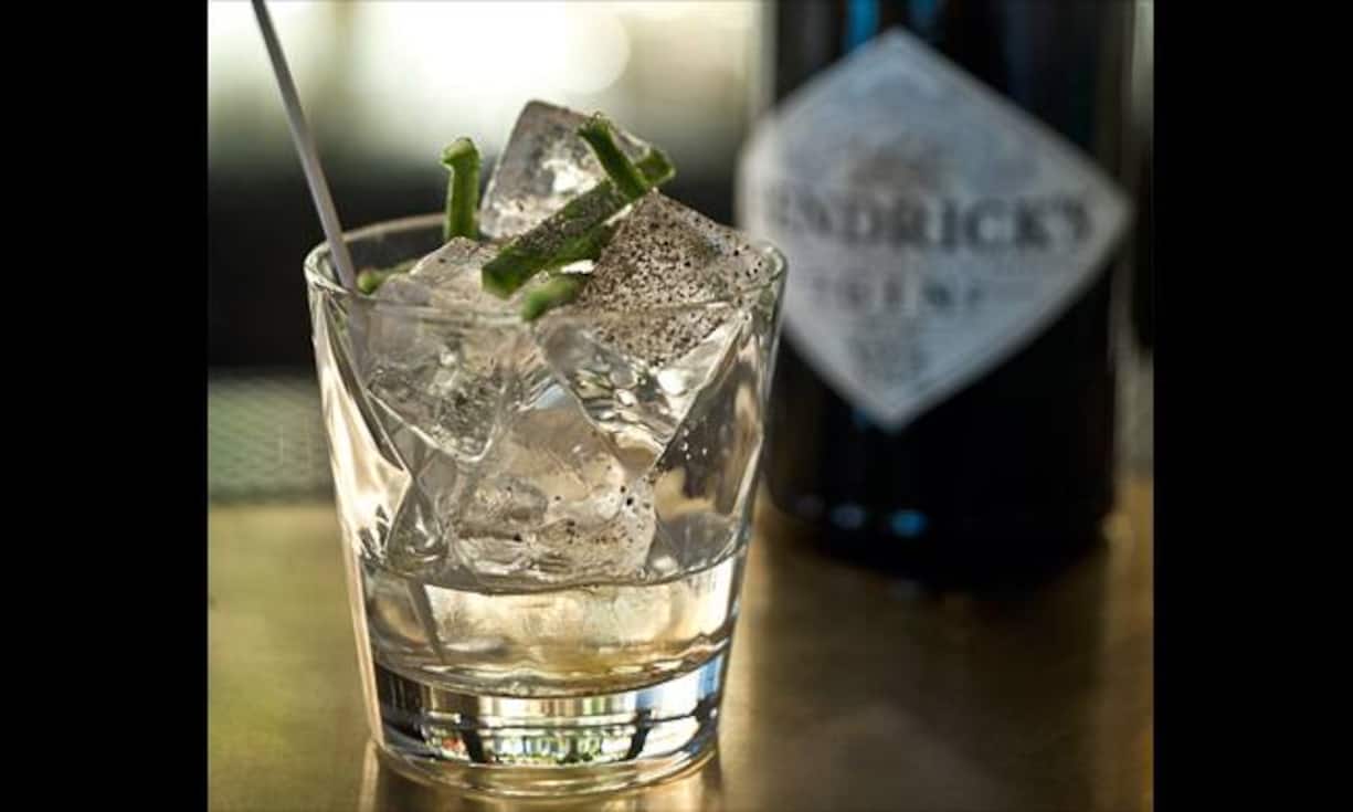 Gin szenig: Dem Hendrick’s wird beim Destillieren Gurke beigefügt. Er schmeckt frisch und sommerlich. Auch im Winter.