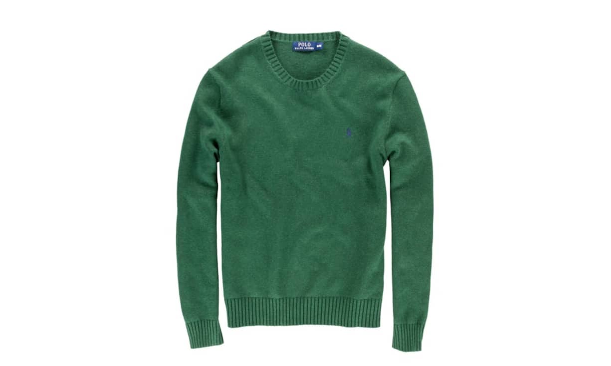 Elegant: Ralph Lauren
Der grüne Strickpullover aus feiner Baumwolle von Ralph Lauren ist leicht tailliert. Rundhalsausschnitt und Ärmel sind mit einem feinen Saum verziert. Die gewohnte markencharakteristische Pony-Stickerei auf der Brust sorgt für den Wiedererkennungswert. Bei Globus in mehreren Farben erhältlich. Preis 119 Franken