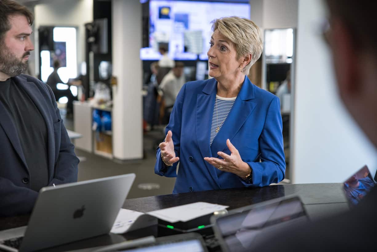 Keller-Sutter im engagierten Gespräch mit Daniel Egli, dem stellvertretenden Blick-Chefredaktor.