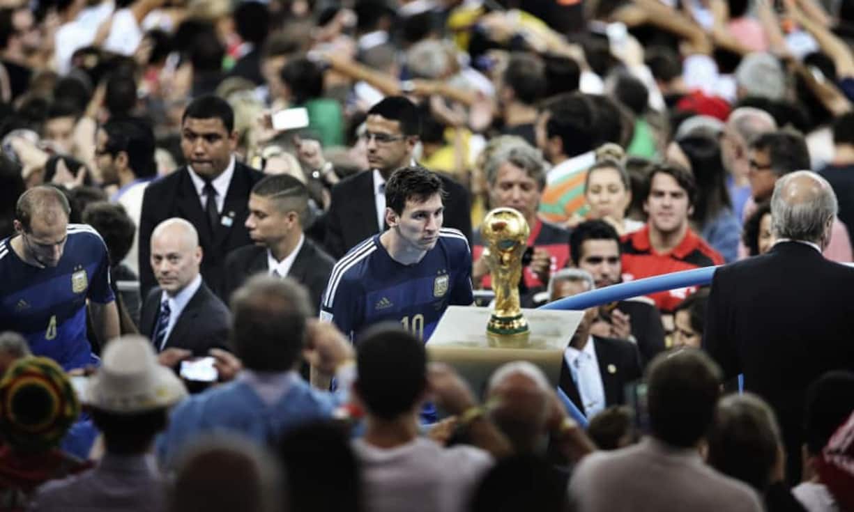 Der argentinische Fussballspieler Lionel Messi betrachtet den WM-Pokal. In der Verlängerung hatten die Argentinier gegen die Deutschen 1:0 verloren. Dieses Bild gewinnt in der Kategorie «Sport».
Keystone/Bao Tailiang