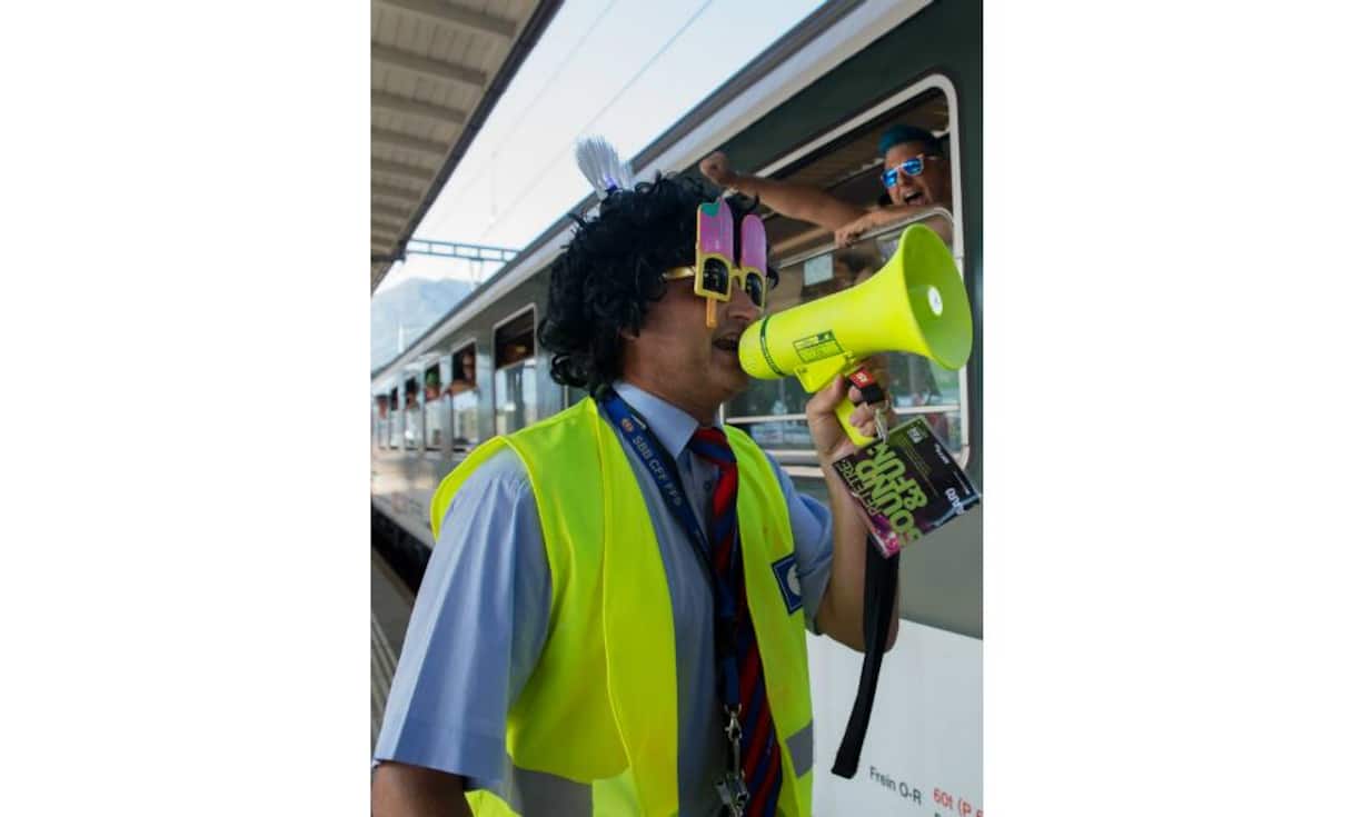 In Feierlaune ist auch dieser SBB-Angestellte.