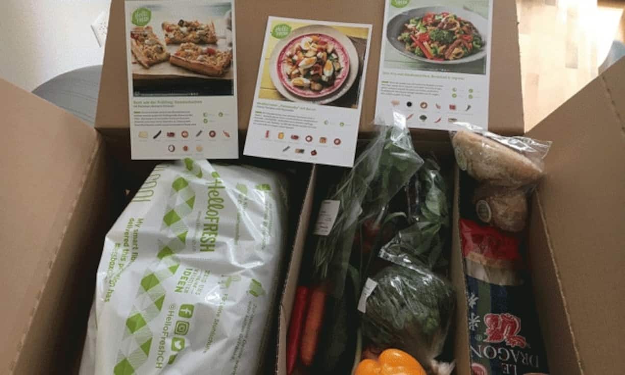 HelloFresh: Die Box inklusive Kühlsack, in dem das Fleisch und Milchprodukte geliefert werden, eine Gemüseecke und Beilagen, sowie die geplanten Rezepte für die Woche. Caroline Freigang