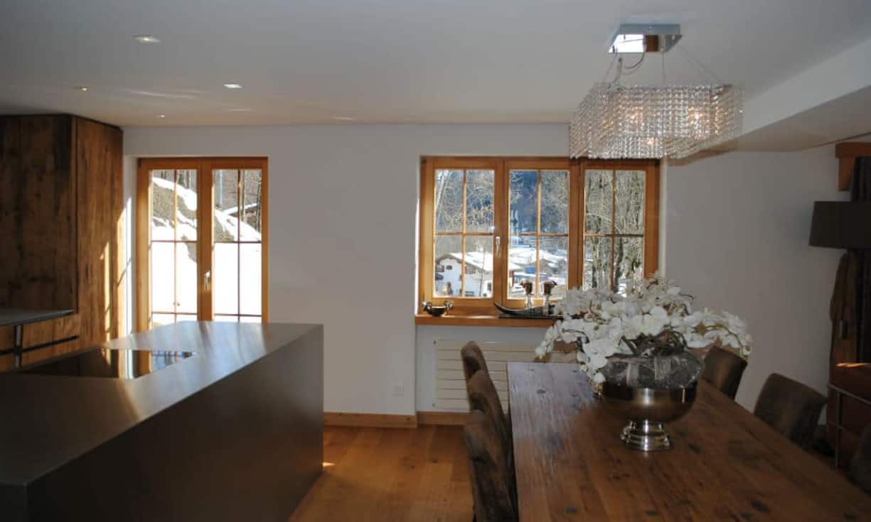 Ein grosser Küchenblock verbindet die offene Küche mit dem Esszimmer.