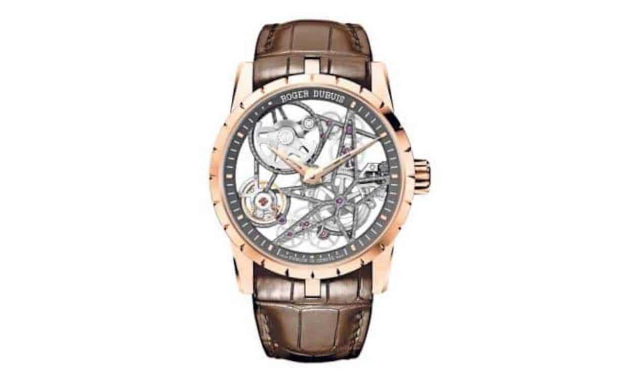 Roger Dubuis - Voll transparent
Excalibur Automatique Squelette: 2015 wird bei der Genfer Manufaktur alles schlanker - und transparent. In diesem Miniatur-Meisterwerk fürs Handgelenk sind sämtliche Flächen der 167 Bestandteile des automatischen Skelettkaliber individuell bearbeitet. Gehäse und Lünette vermitteln einen spektakulären 3D-Effekt. Grösse: 42 Millimeter / Gehäuse: Roségold