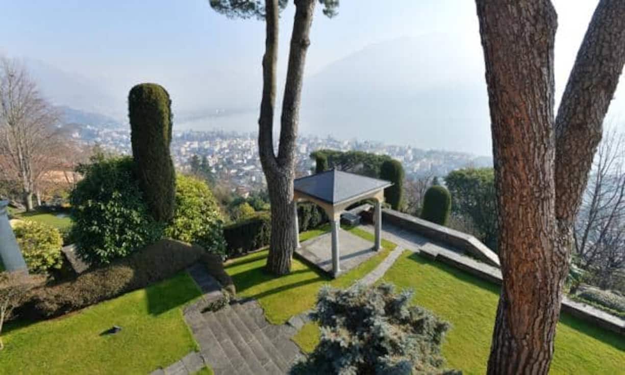 Das Anwesen bietet einen Panoramablick auf den Lago Maggiore.