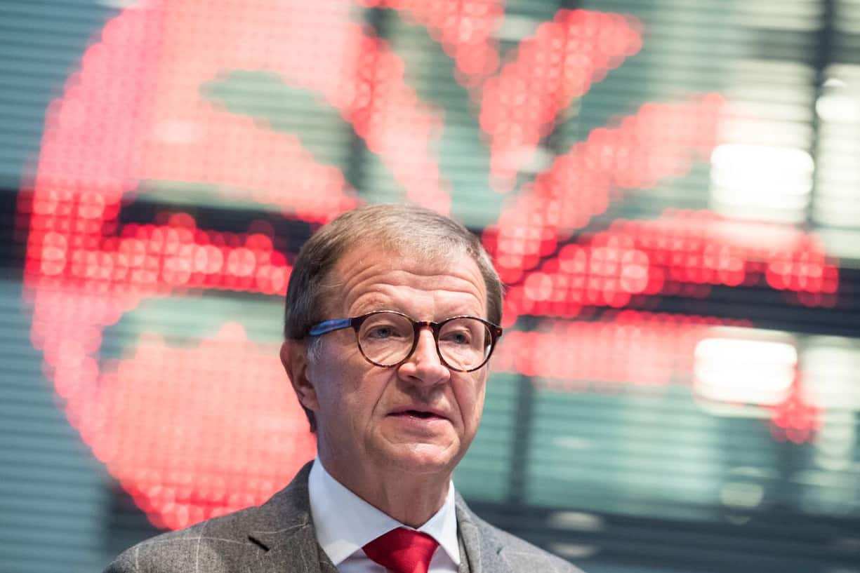 CEO Joerg Wolle spricht an der Bilanzmedienkonferenz des Handels- und Dienstleistungsunternehmens DKSH, am Montag, 6. Februar 2017, in Zuerich. DKSH hat im Geschaeftsjahr 2016 mit allen wesentlichen Kennziffern die Spitzenwerte vom Vorjahr uebertroffen. Das Unternehmen steigerte 2016 seinen Nettoumsatz um 4,5 Prozent auf 10,5 Milliarden Franken. (KEYSTONE/Ennio Leanza)