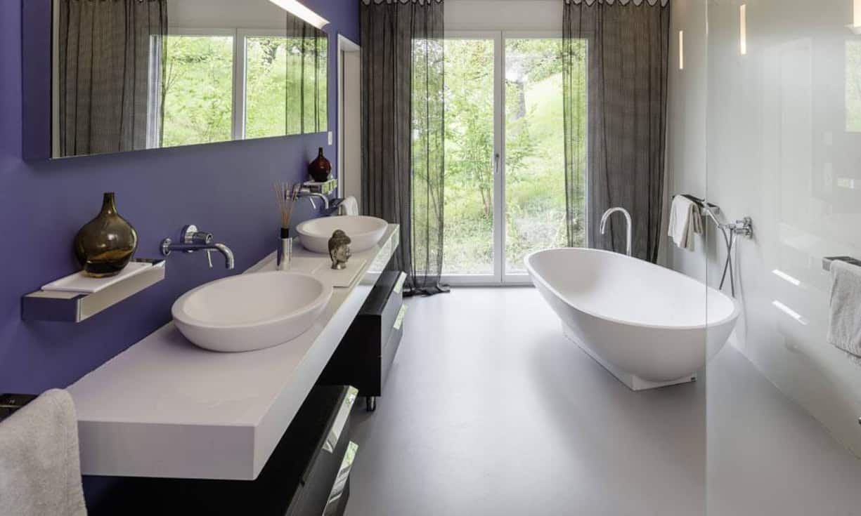 Die zwei Badezimmer sind unterschiedlich ausgestattet. Die Corbusier-Farben dienten als Farbkonzept für die gesamte Wohnung.