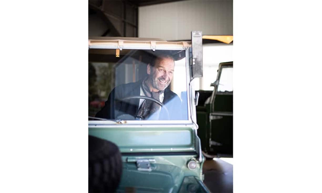 Hansueli Brand führt die Ledi-Garage in Feutersoey. Seine Land Rover sind die Bergtraktoren von Gstaad. Jedes fünfte Auto kommt von ihm.