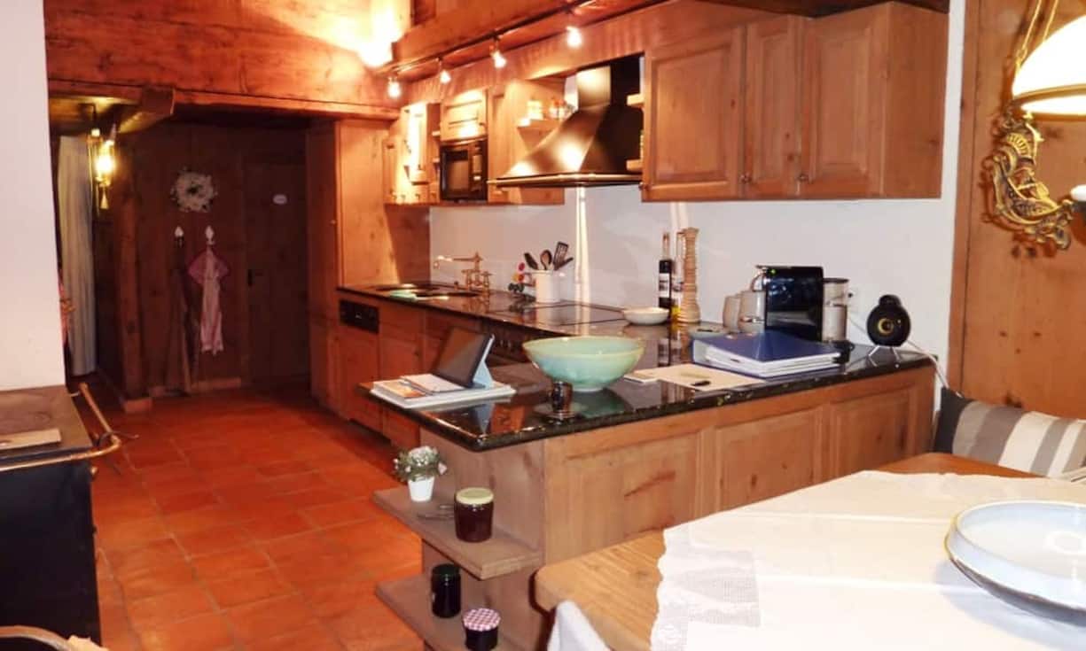 Das Esszimmer im Erdgeschoss grenzt direkt an die gut ausgestattete KĂŒche. Die sĂŒdlich orientierten Terrasse ist gleich nebenan. Der...