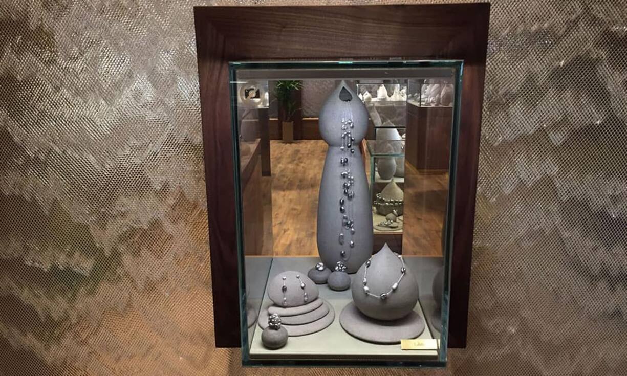 Schmuck und Uhren werden auf verschiedenste Weise präsentiert, wie hier mit Skulpturen aus Stein.