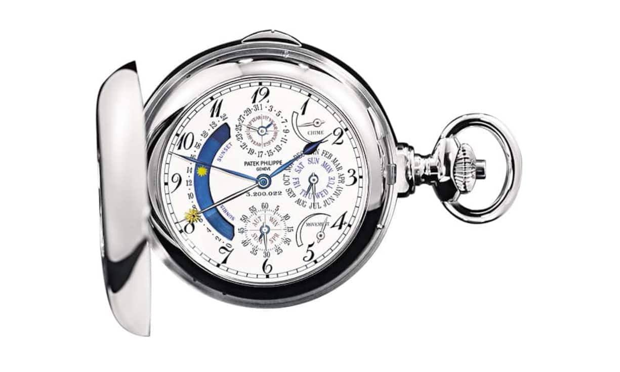 Ohne Referenz: Star Caliber 2000
Sie war das Meisterstück zum Millenniumswechsel. 1118 Bauteile sind zu 21 Komplikationen und sechs patentwürdigen Erfindungen verbaut, von der mitlaufenden Zeitgleichung über den Ewigen Kalender bis hin zur Sternenkarte, zu den Mondphasen und den Schlagwerkfunktionen. Im akustischen Auftritt wird die Verbindung zu London deutlich: Fünf Tonfedern sorgen in der Taschenuhr für den Westminsterschlag en passant.