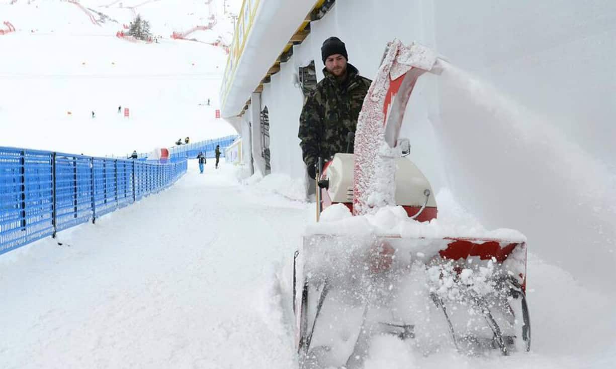 Vorbereitungen für das erste Rennhighlight, den Super G der Damen am Dienstag.
Bilder: Keystone