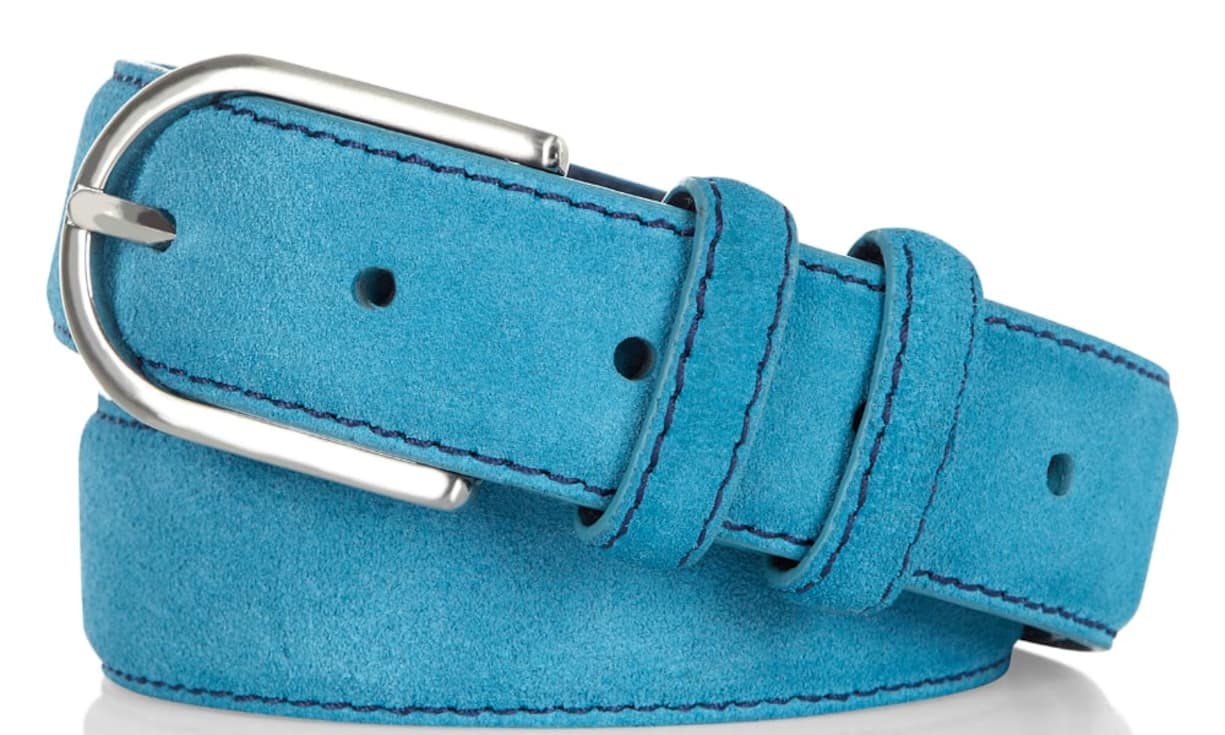 Elegant: Hackett Blau ist die Trend-Farbe der Saison. Dieses Exemplar aus Wildleder hat dunkelblaue Nähte und eine silberne, runde Schnalle. Preis 139 Franken