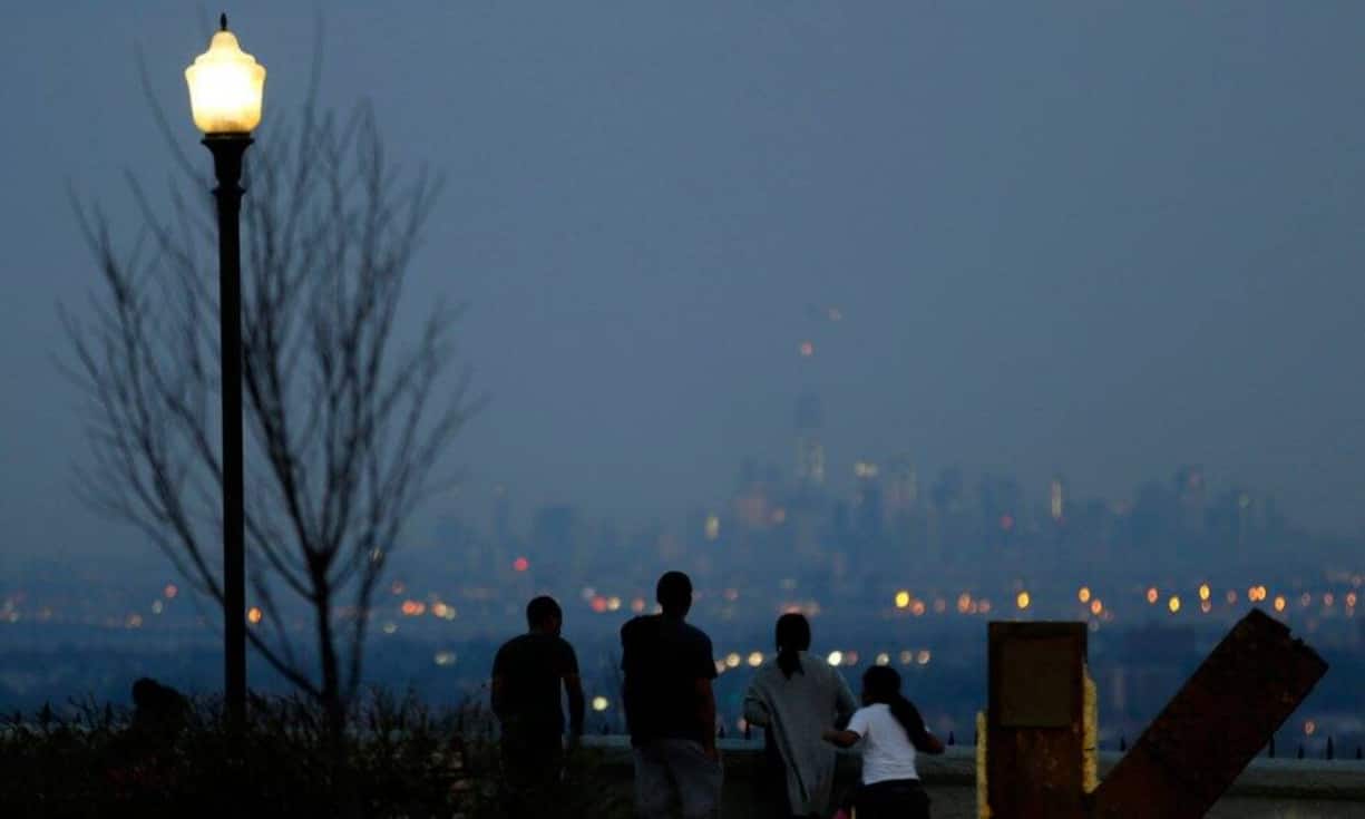 Die US-Immobilienfirma Zillow hat eine Rangliste erstellt, in welchen US-Städten die meisten reichen Millennials leben. Die Top Ten:Platz 10: Der Vorteil von Jersey City, N.J.: In unmittelbarer Nähe zu New York gelegen, pendeln viele mit dem Zug zur Wall Street oder anderen lukrativen Arbeitgebern, die in der Metropole beheimatet sind. 2,2 Prozent der Millennials, die in Jersey City leben, haben laut Zillow ein jährliches Einkommen von mehr als 350'000 Dollar.