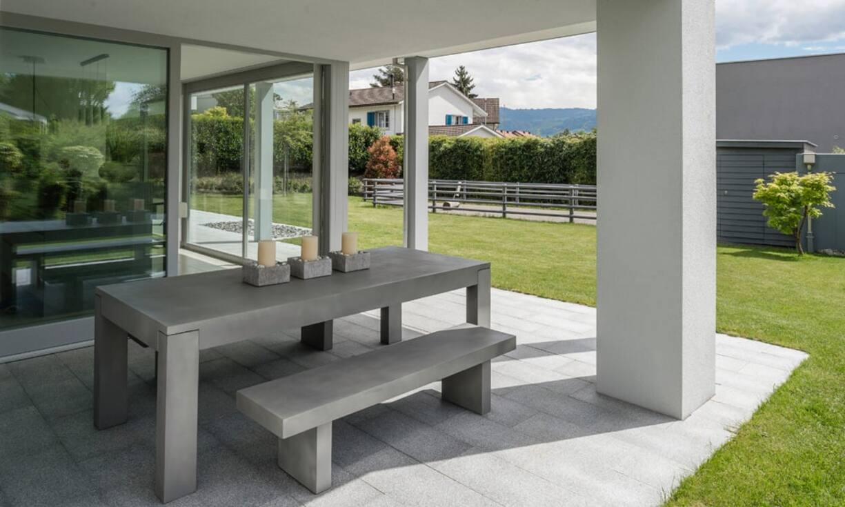 ... hat zudem eine separate Doppelgarage sowie ein Stellplatz für Fahrzeuge. Die Hecke schützt vor Blicken neugieriger Nachbarn und umrahmt praktisch das ganze Grundstück.