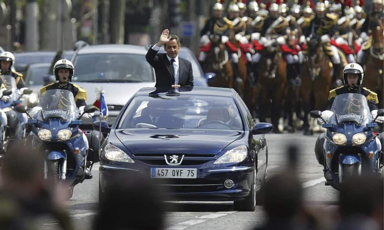 Noch einen Tick extravaganter wollte es Nicolas Sarkozy im Jahr 2007: Seine Wahl fiel auf den Peugeot 607 Paladine - ein Concept Car, der Jahre zuvor noch beim Genfer Autosalon bestaunt werden konnte. Der Clou am mehr als fünf Meter langen Fahrzeug war, dass der hintere Teil des Daches gänzlich versenkt werden konnte.