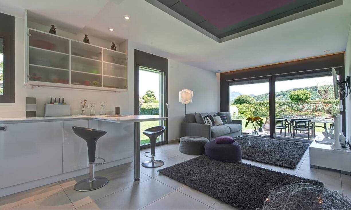 Im Gästehaus findet sich ein Wohnzimmer, eine Küche, ein Schlafzimmer und ein Badezimmer.