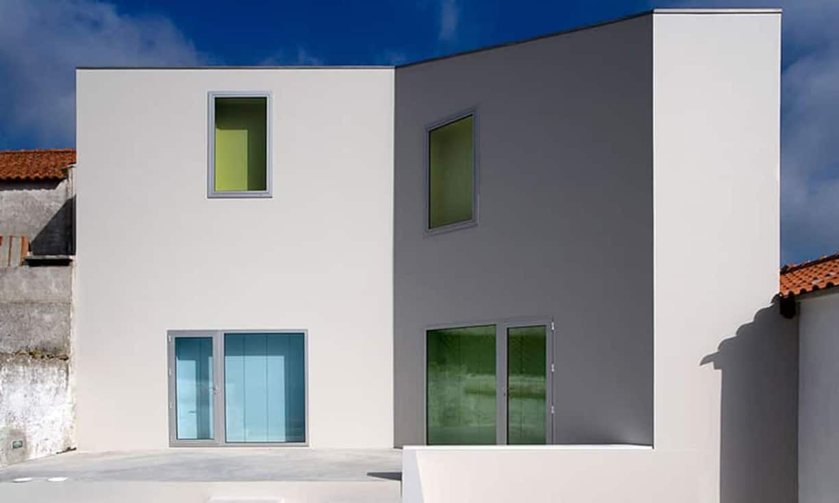 … zwischen zwei Häusern in Óbidos in Portugal. Das Büro Ricardo Bak Gordon konzipierte das Haus…