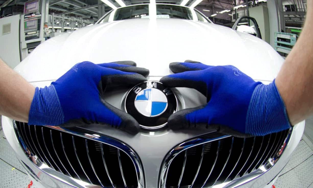 ...kurvt er mit einem BMW 5er durch die Gegend.Quelle: DailyMail, The Wall Street Journal