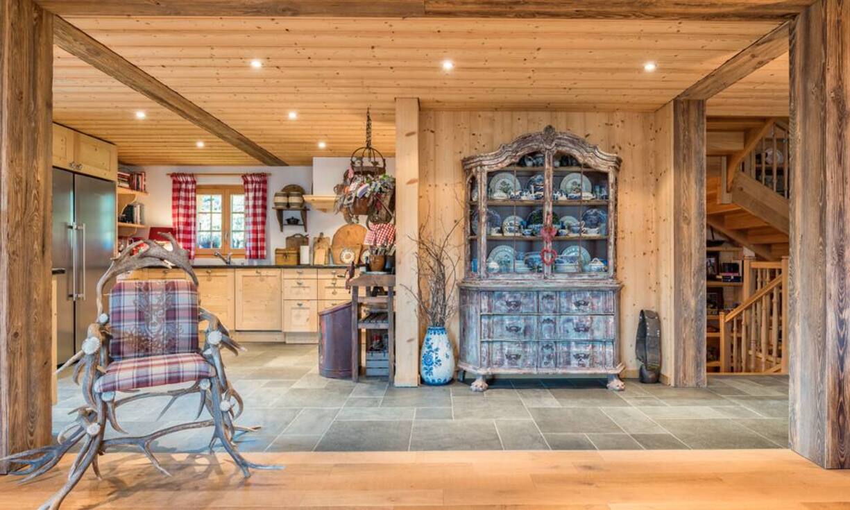 Modern und traditionell gleichzeitig - das Innendesign ist sorgfältig ausgewählt.