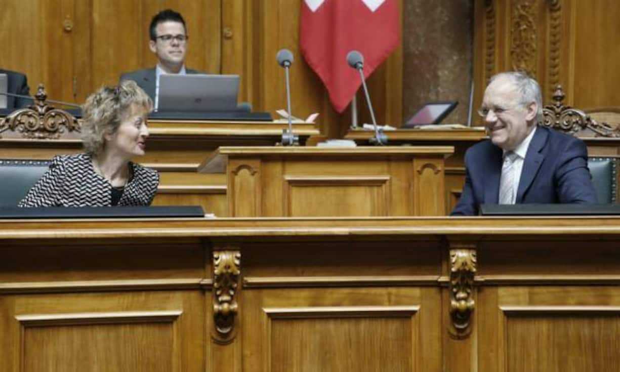 Aber nicht nur die Löhne wachsen, sondern auch die Zahl der Angestellten. 2014 zählte die Bundesverwaltung durchschnittlich 37'614 Angestellte. 2013 waren es noch 1000 Personen weniger.