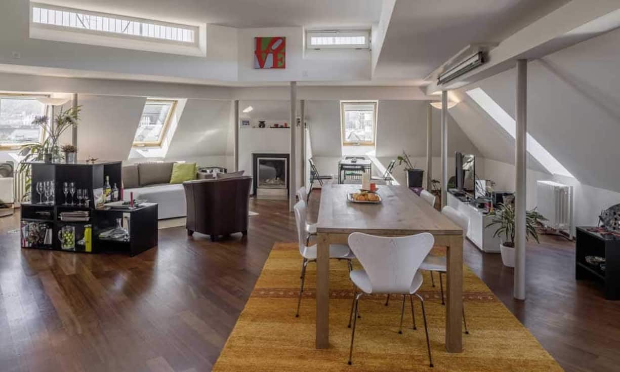 Die 4,5-Zimmer-Wohnung ist direkt per Lift zugängig und erstreckt sich über 170 Quadratmeter. Die Raumhöhe beträgt teilweise über drei Meter, was zu einem offenen, grosszügigen Raumgefühl beiträgt.