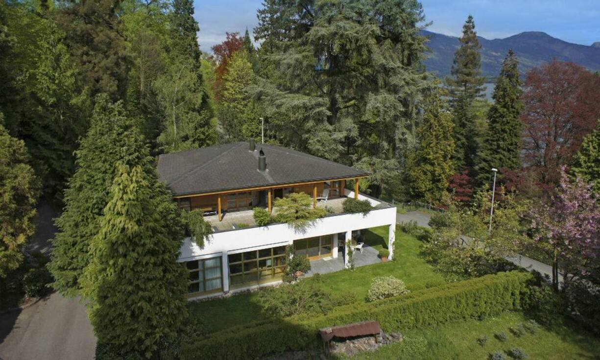 Luzern ist per ÖV innert 15 Minuten zu erreichen. Das Einfamilienhaus befindet sich im luzernischen Villenort St. Niklausen. Neben zwei Terrassen mit mediterranen Bepflanzung stehen Ihnen auch zwei Garagen zur Verfügung. Preis: 3'950'000 CHF
Quelle und Bilder: Engel & Völkers