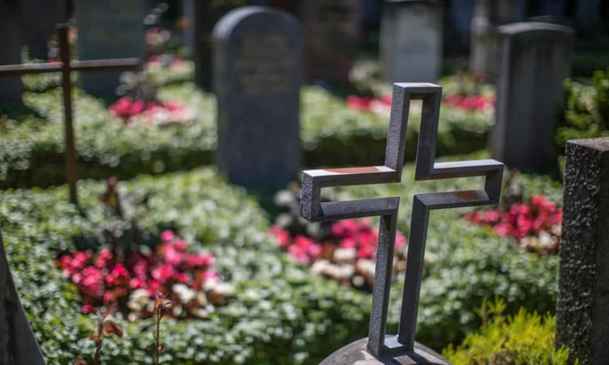 ErbenErblasser sollten in den Kanton Schwyz ziehen, so können auf legale Weise Erbschaftssteuern vermieden werden. Allerdings: Wenn nur direkte Nachkommen, die Ehefrau oder der Ehemann erben, ist das gar nicht nötig, weil diese in den meisten Kantonen von den Erbschafts- und Schenkungssteuern ausgenommen sind.