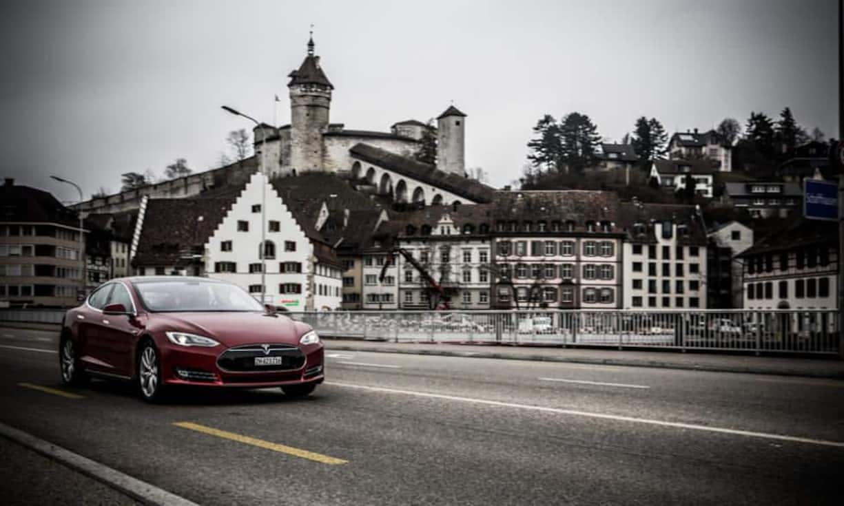Der Tesla ist auf unseren Strassen einer der Grössten. In der Breite überragt er die Mercedes S-Klasse um ganze 17cm. Dementsprechend anstrengend ist das Parken vor dem Supermarkt oder das Finden einer Lücke im Parkhaus. So verlief auch der Test nicht ohne Kratzer. Das Auto hat der Fotograf Patrick Stoll exklusiv für handelszeitung.ch in Szene gesetzt.