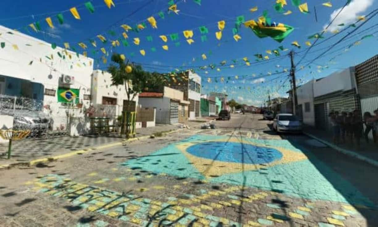 Neben der Flagge malten Brasilianerinnen und Brasilianer auch...