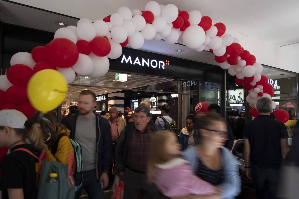 Kunden waehrend der offiziellen Eroeffnung des neuen Manor Store, am Donnerstag, 25. April 2019 in Bern. (KEYSTONE/Anthony Anex)