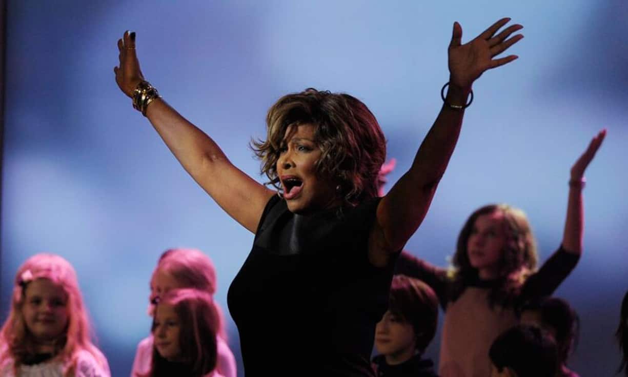 Mit der drei Jahre älteren Wahlschweizerin Tina Turner ist Jagger schon seit 1966 befreundet. Legendär ist ihr gemeinsamer Auftritt am Live-Aid-Konzert 1985, als ihr Mick während «It’s Only Rock ’n’ Roll» den Lederrock vom Leib riss.