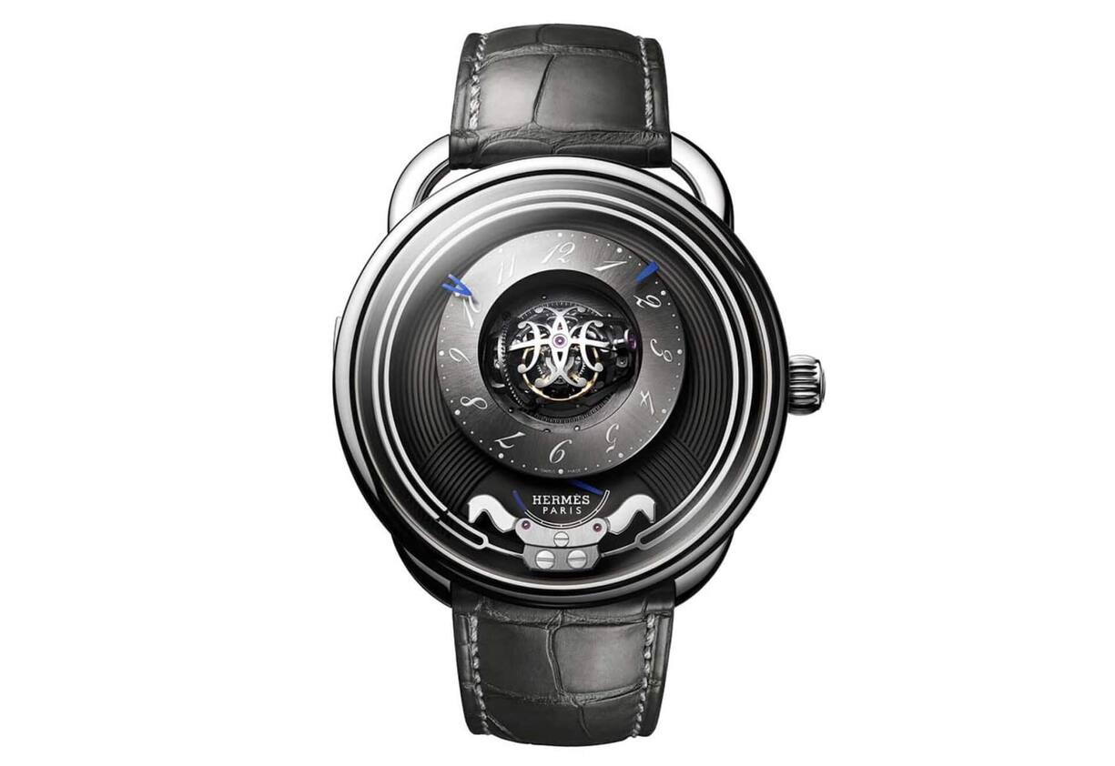 Arceau Duc Attelé
Mit der Uhr betrat Hermès 2024 die Königsklasse der Uhrmacherei: die Minutenrepetition, welche die Zeit – Stunden, Viertelstunden und Minuten – anzeigen kann.