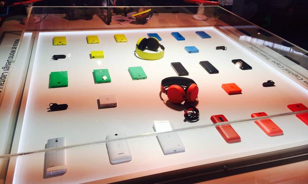 Eine Überraschung ist es nicht, denn die entsprechenden Gerüchte kursierten im Markt. Erstaunlich ist es trotzdem, dass Nokia nun auch auf Android setzt. Schliesslich gehört die Handysparte demnächst zu Microsoft, und die versuchen seit längerem, mit ihrem eigenen Betriebssystem Windows Mobile Fuss zu fassen.