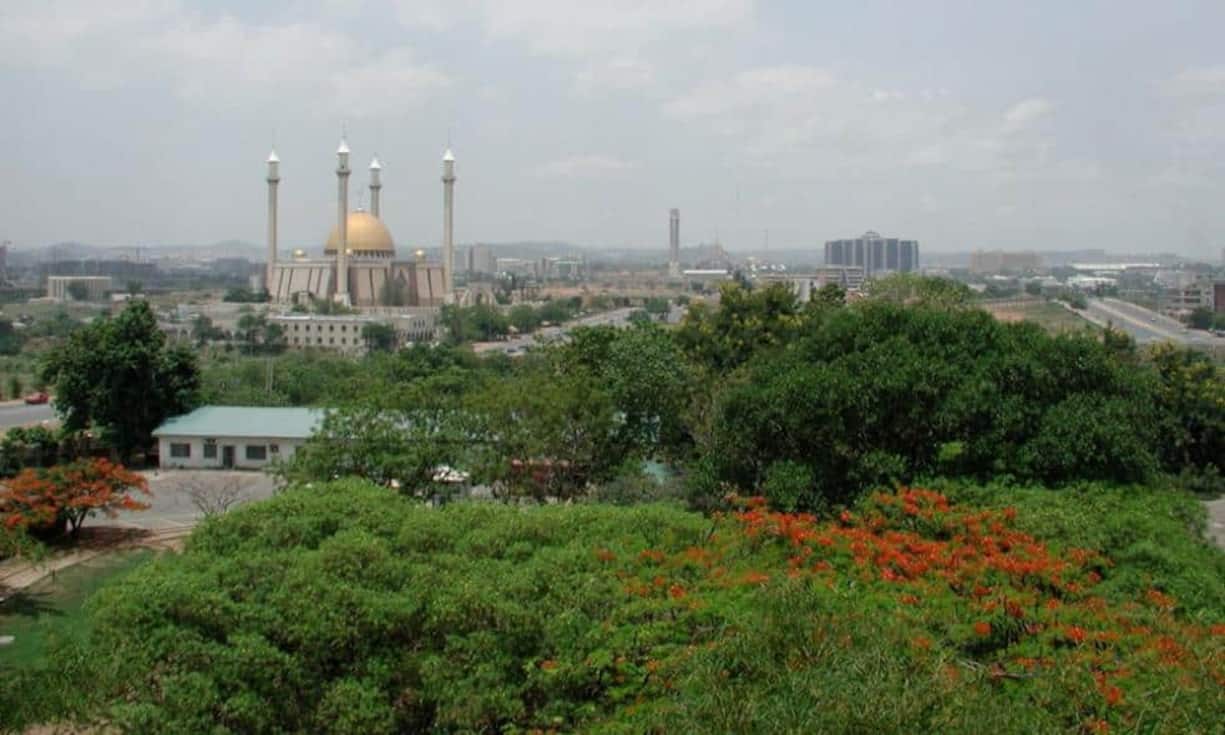 Auch die nigerianische Hauptstadt Abuja ist eine echte Planhauptstadt. Bereits 1976 begann die Planung einer neuen Metropole im Zentrum des politisch und religiös geteilten Landes. Nach vielen (finanziellen) Schwierigkeiten wurde Abuja 1991 endlich zur Hauptstadt erklärt. Die wichtigste und grösste Stadt des Landes bleibt aber bis heute Lagos. Flickr/CC/Jeff Attaway